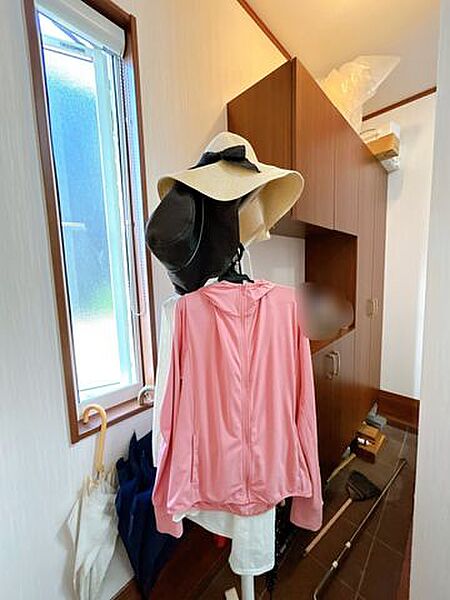 【シューズインクローゼット】靴はもちろん傘や外用品も収納でき、玄関まわりをすっきり保てます。
