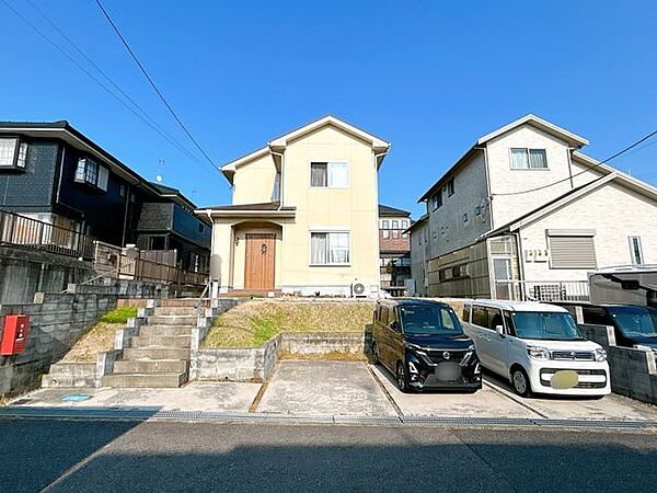 【外観】駐車スペースを備え、車の出し入れもしやすく暮らしに便利な住まいです。