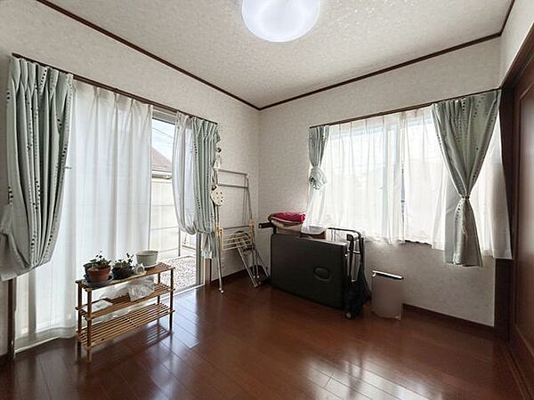 【洋室】約5帖。大きな収納を備えており、衣類や荷物もすっきり片付くお部屋です。
