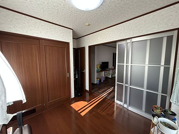 【洋室】約5帖。2面採光で陽光が差し込み、明るく風通しの良い快適なお部屋です。
