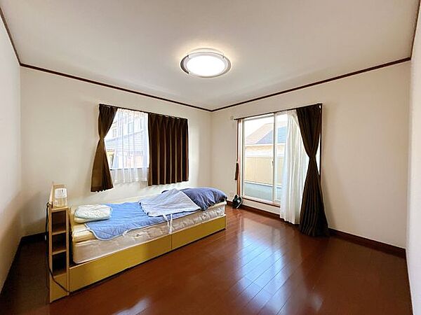 【洋室】約8帖。ベッドを置いてもゆとりがあり、主寝室としても使いやすいお部屋です。