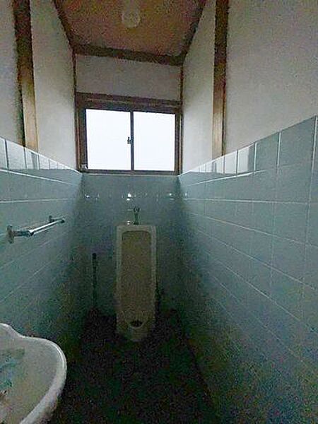 【トイレ】洋式とは別に小便器の個室があり、家族の多い朝も順番待ちを減らせます。