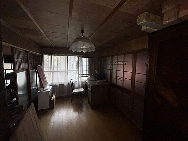 【2階洋室】窓辺に机を置ける洋室で、在宅ワークや勉強に集中できる落ち着いた空間です。