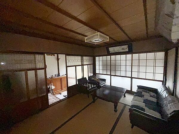 【1階和室】約6帖。縁側に面しており、来客時の客間や家族の団らんの場として活躍します。
