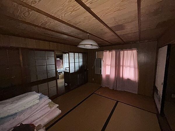 【2階和室】約6帖。木目の天井に梁が通り、木のぬくもりに包まれてくつろげます。