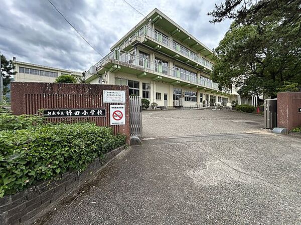 徒歩5分。朝来市立竹田小学校 380m
