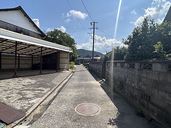 【西側前面道路】
