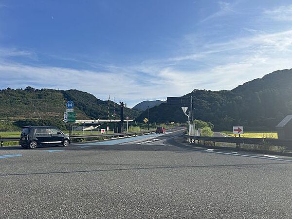 仁摩IC 車で約5分。 2000m