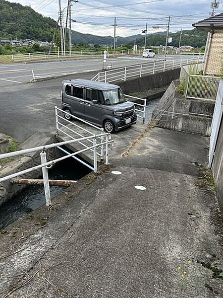 【前面道路】ガレージへの進入路となります。