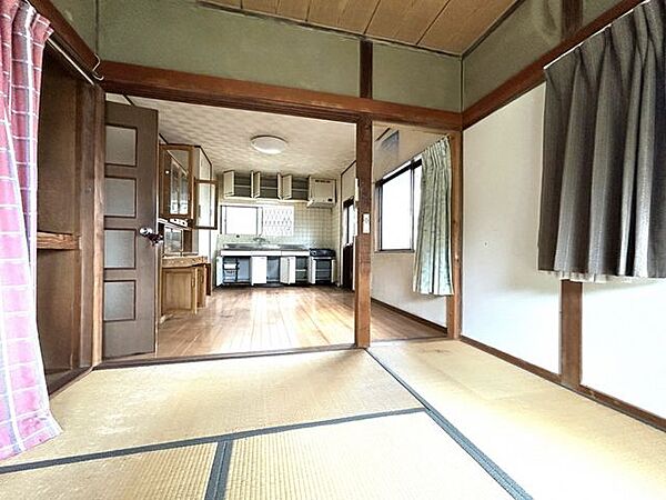 【ダイニングキッチン～1階東側6帖和室続き間】ダイニングから和室は続き間となっており、計14帖のスペースとなっています。奥行きがあり広々と感じられます。