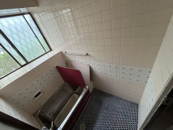 【浴室】窓が備え付けてあるため、換気も楽々行うことが出来ます。