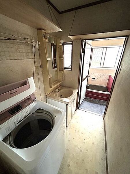 【洗面】洗面にもルーバー窓がございます。湿気を気にせず快適にお過ごしいただけます。