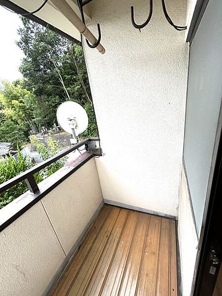 【バルコニー】屋根付きのため、軽い雨なら洗濯物が濡れることはありません。