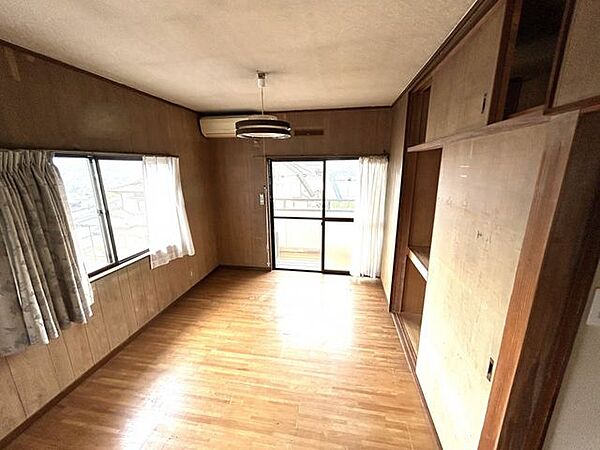 【2階東側9帖洋室】あると嬉しい3面採光の洋室です。さんさんと注ぐ朝日を受け、明るい1日を迎えられそうです。