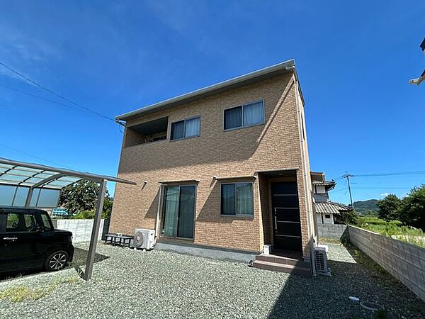 【外観】敷地252.23m2（76.29坪）、建物105.58m2（31.93坪）です。