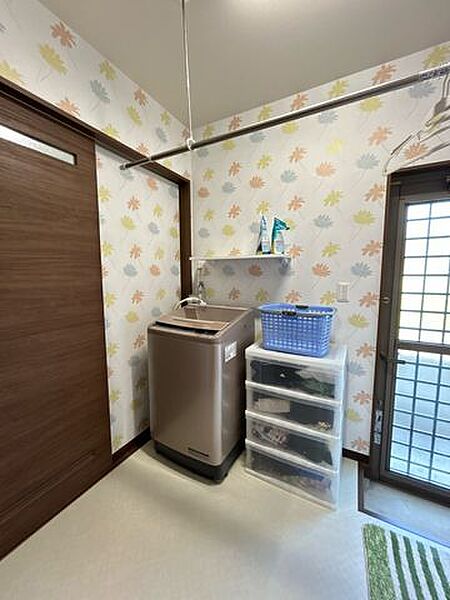 【ランドリースペース】室内物干しを設置しており、雨の日や花粉の季節も安心です。