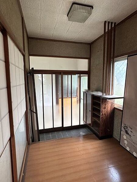【中庭玄関内観】