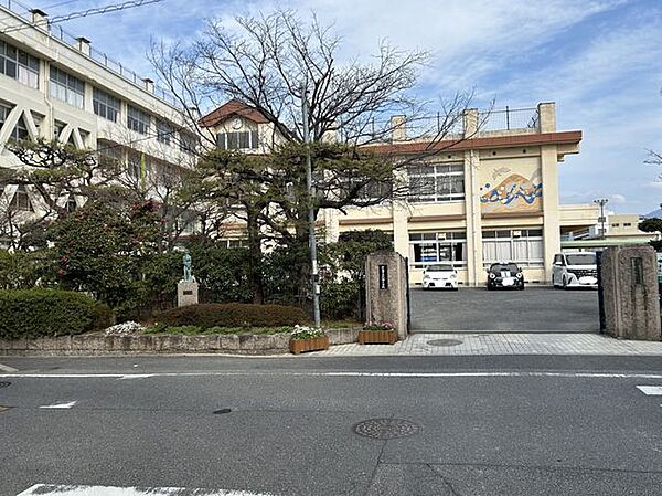徒歩8分。広島市立仁保小学校 600m