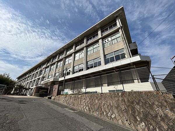 徒歩7分。広島市立仁保中学校 550m