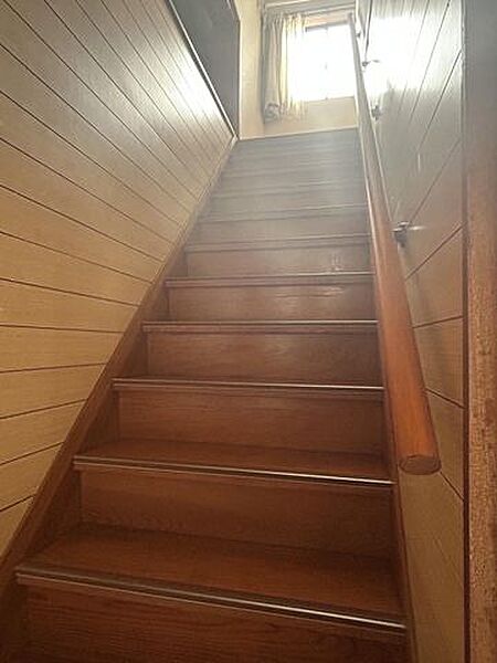 【階段】手すり付きで安全に昇降しやすく、窓から光が入る明るい階段です。