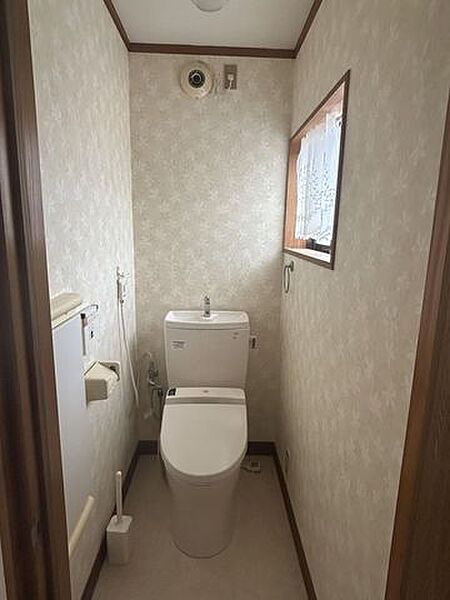 【2階トイレ】窓があり換気しやすく、各階にトイレがあり忙しい朝も便利です。