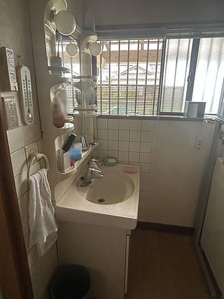 【洗面脱衣室】窓があり換気しやすく、身支度や洗濯も快適に行える、明るい空間です。