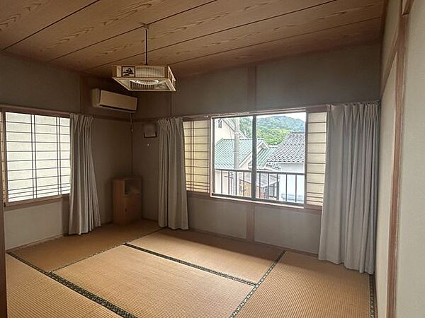 【和室5】約6帖。二面採光で明るく、風通しも良いため快適に過ごせる和室です。