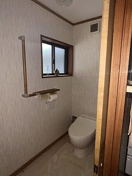 【トイレ】窓があり換気しやすく、手すり付きで安心して使える清潔なトイレです。