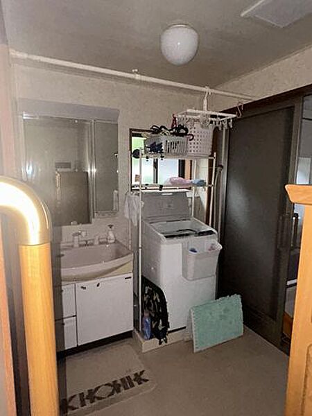 【洗面脱衣室】洗面台と洗濯機スペースがまとまった、使い勝手のよい水回りです。