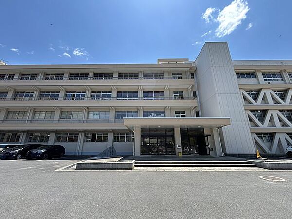徒歩53分。島根県立三刀屋高校まで約3.4km（自転車約16分）。 4180m