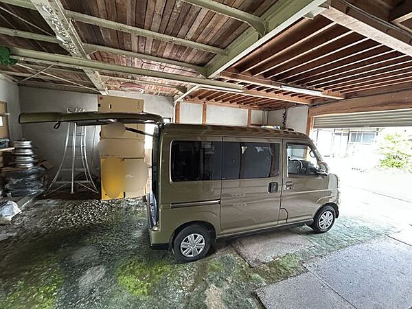 【ガレージ内】