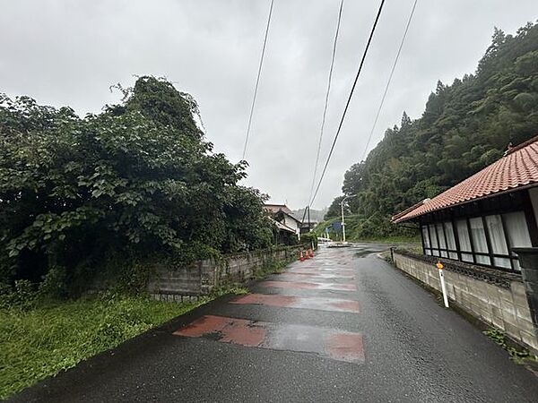 【前面道路】南側から撮影。北東側公道の幅員5.8m。