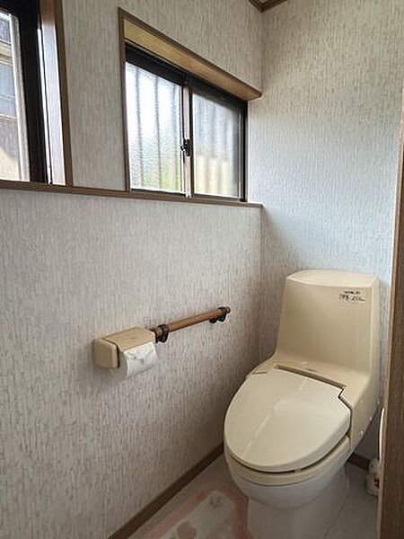 【トイレ】窓付きでらくらく換気が可能です。