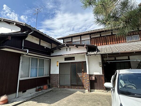 【外観】南東側から見た外観。敷地516.40m2（156.21坪）、建物102.62m2（31.04坪）＋未登記増築部分です。