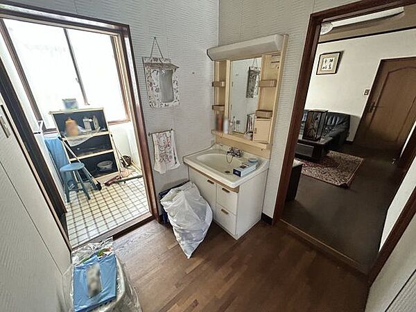 【洗面台】キッチンからつながる位置に洗面台があります。