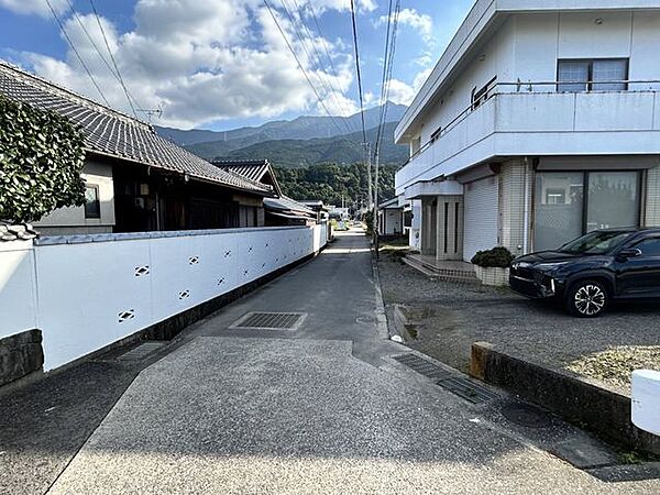 マルナカ土居店 【前面道路】東側公道の幅員は、3.6ｍ。 1200m