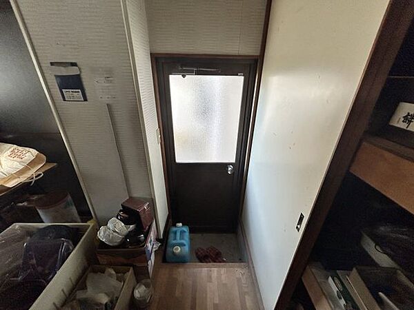 【勝手口】キッチンには勝手口があり、家事や外作業の際にも便利です。