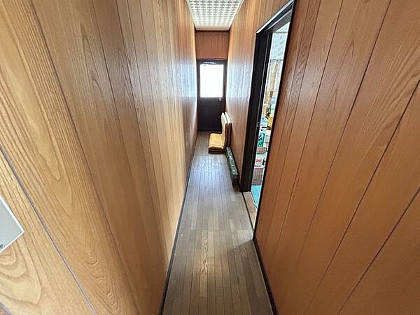 【2F廊下】バルコニーへ続く廊下です。