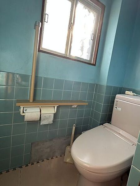 【2階トイレ】拭き掃除のしやすいタイル張りです。