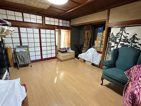 【洋室1】床の間・収納付きのモダンな真壁洋室。8帖の広さがあり、趣味の多い方でも広々生活が可能です。