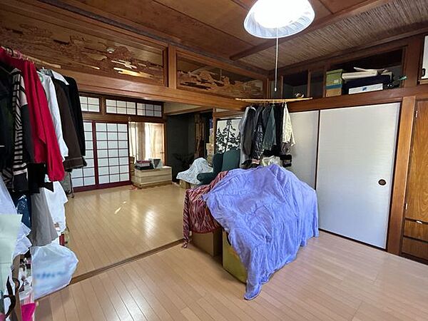 【洋室2】仕切ふすまの上に欄間のついた、和モダンな洋室です。