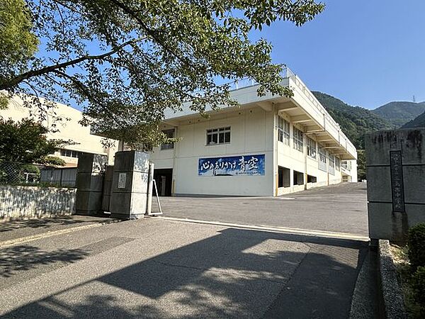 四国中央市立三島東中学校 徒歩23分。 1800m