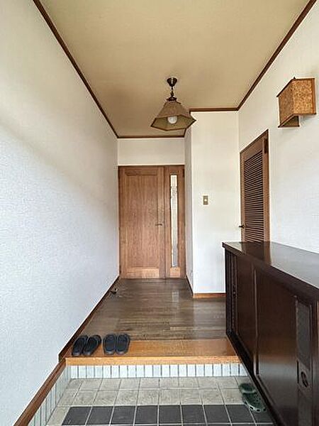 新居浜市立神郷 【玄関】奥行きのある玄関で、落ち着いた雰囲気の空間です。 600m