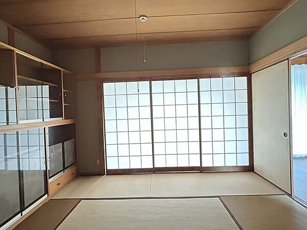 【和室1】約8帖。押入付きで収納力も確保されています。