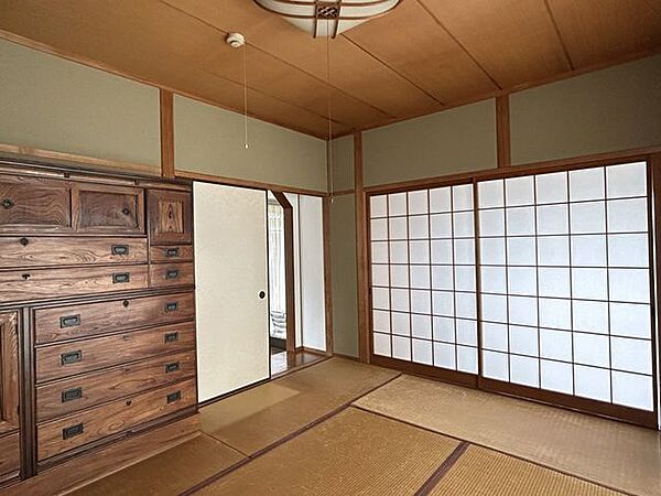 【和室2】約6帖。押入があり、生活用品の収納にも便利です。