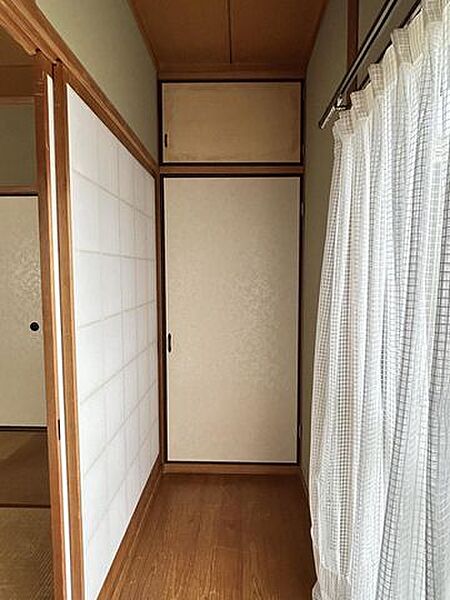 【押入】押入付きで、布団や季節物の収納にも便利です。