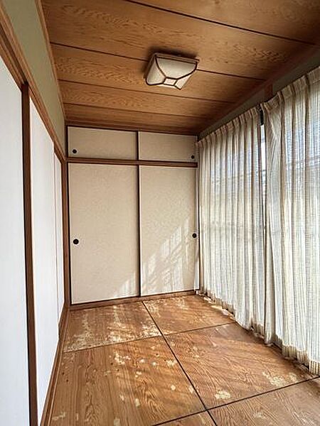 【縁側】日差しを感じながらくつろげる空間です。