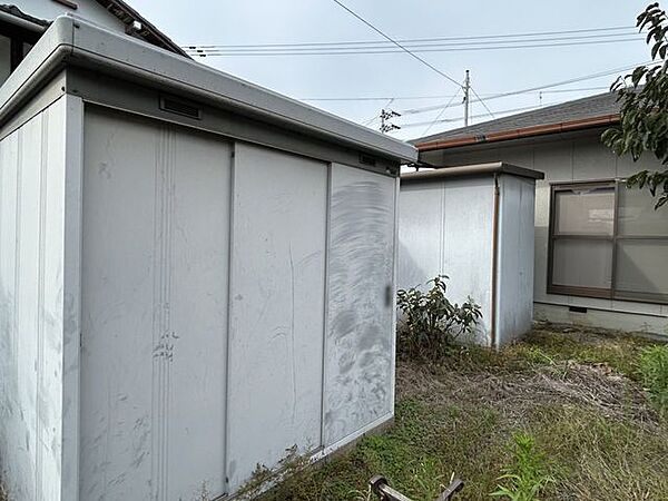 【屋外物置】収納や作業道具の保管に便利な物置付き