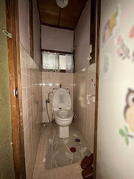 【トイレ】窓付きのトイレはらくらく換気が可能です。