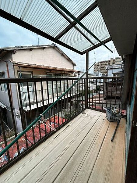 【バルコニー】波板の屋根付きバルコニーです。